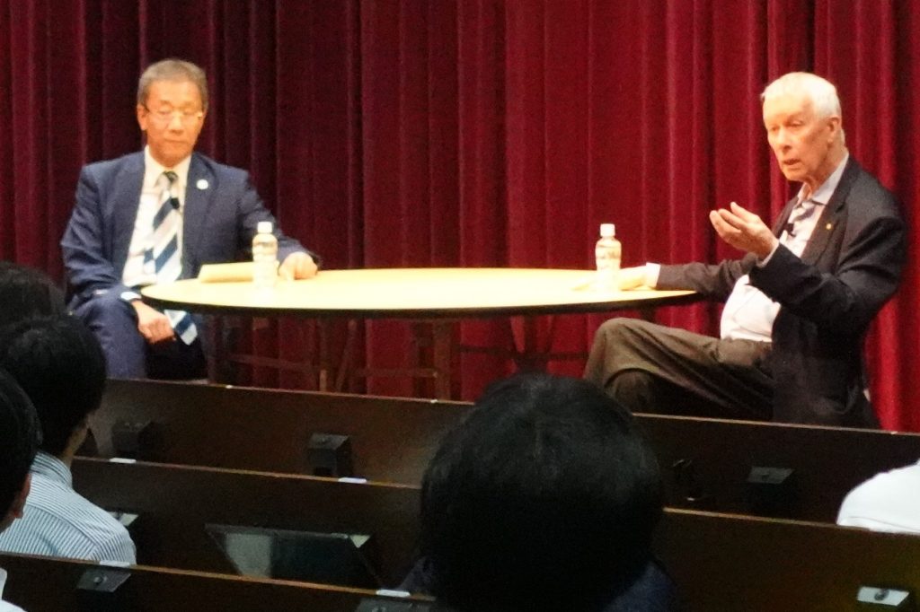 リチャード・ロバーツ博士・藤井総長 対談の様子